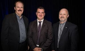 Dan Hogg, directeur financier, Steve Leal, PDG de Fix Auto World et Yves Roy, directeur général du réseau Fix Auto au Québec.