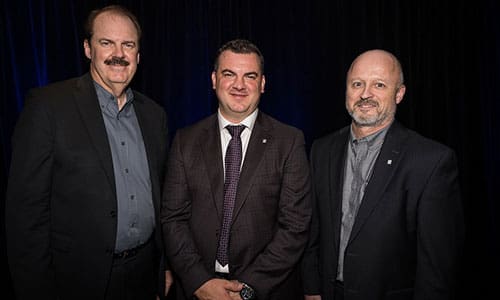 Dan Hogg, directeur financier, Steve Leal, PDG de Fix Auto World et Yves Roy, directeur général du réseau Fix Auto au Québec.